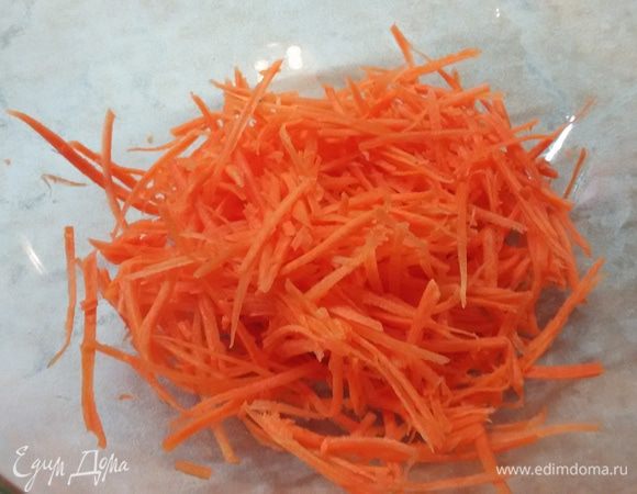 Сначала надо отварить мясо. Я его варю с морковью, луком и специями. 
Как мясо сварилось — остудить его. А пока натереть морковь. Я тру на терке для корейской морковки.