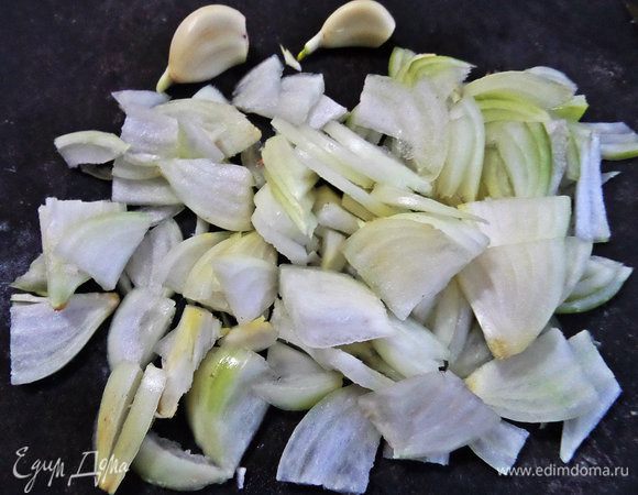 Лука чем больше, тем вкуснее! Нарезать пару луковиц и пару зубчиков чеснока, можно не сильно мелко.
