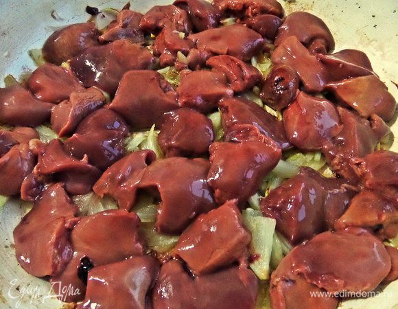 Печёнку промыть, очистить и нарезать крупно, отправить к луку в сковороду.