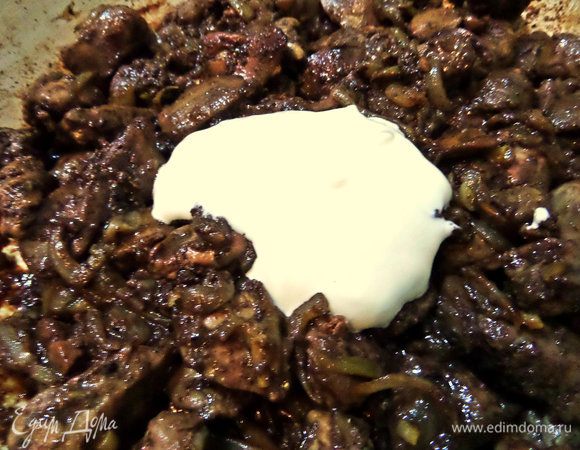 Переливаем соус в сковороду и тушим под крышкой всё вместе минут 7. Уже после выключения я добавила сметаны для нежности.