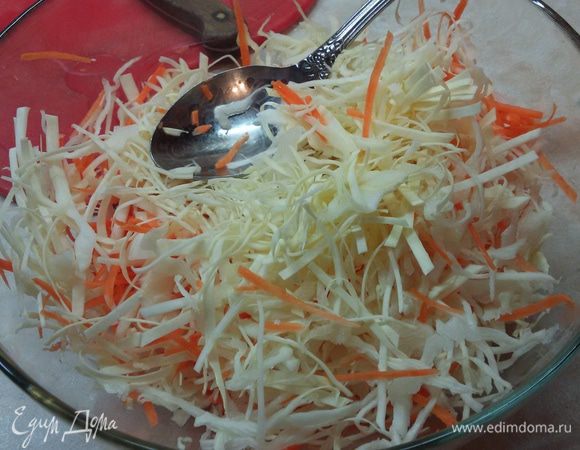 Мелко нашинковать капусту.