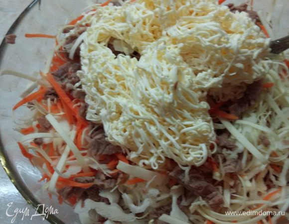 Плавленный сырок натереть на мелкой терке. Я его кладу на время в морозилку, чтобы было легче его натирать.