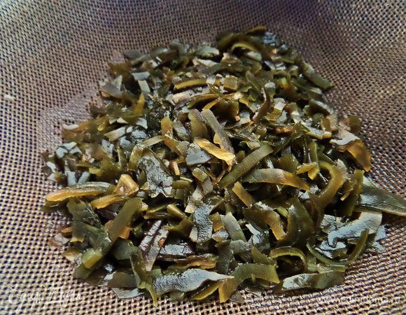 Морскую сушёную капусту (3 ст.л.) заливаем кипятком, накрываем на 10 минут и потом сливаем воду через сито. Или открываем банку готовой. Я храню дома сушёную и иногда крошу в суп — очень удобно! 