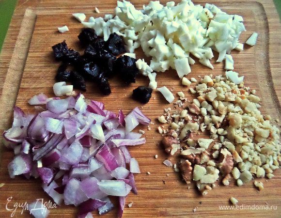 Яйца отварить заранее (у меня остались от завтрака), отделить белки от желтков.