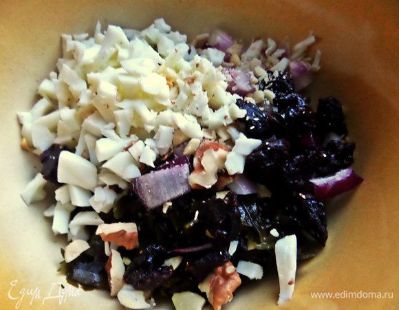 Соединить капусту, белки, орехи, чернослив и лук.