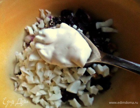 Заправить или майонезом или оливковым маслом с соком лимона.