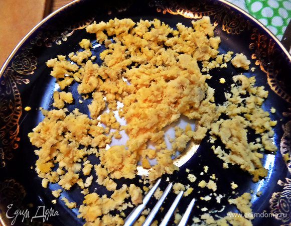 Для украшения я раздавила вилкой желтки. Часть выделила на печёнку...
