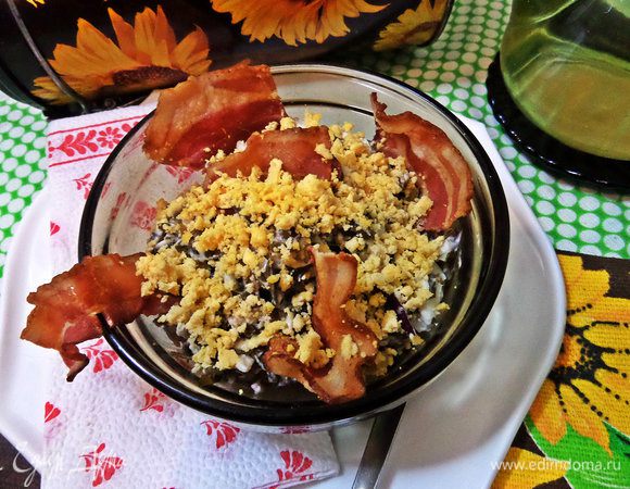 Посыпаем салатик крошкой из желтков и подаём. Самые внимательные заметили, что в составе нет соли, так как тут хватает природной соли из капусты и солёненький бекон добавляет пикантность! Да и майонез тоже. А вы смотрите сами.