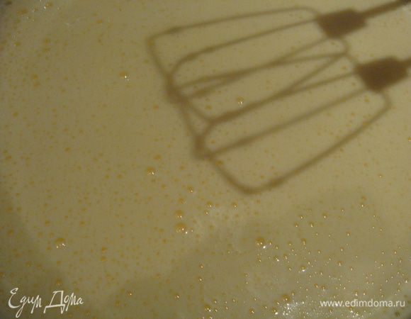 Яйца, сахар, ванильный сахар взбить миксером, добавить растительное масло и еще раз взбить.