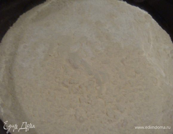 Смешать муку с разрыхлителем.