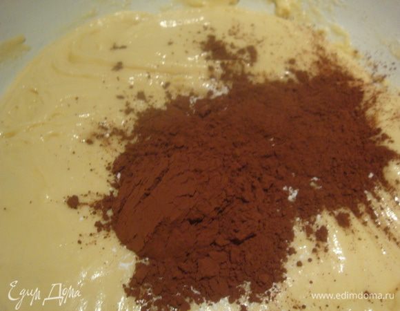 В яично-сахарную смесь добавить муку, аккуратно размешать и добавить какао, еще раз аккуратно перемешать ложкой.