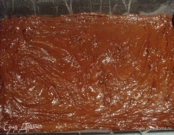 Форму застелить бумагой для выпечки. В форму вылить тесто. Форма размером 26х24 см.