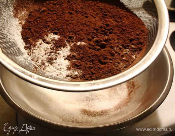 Сухие ингредиенты смешать и просеять в большую миску.