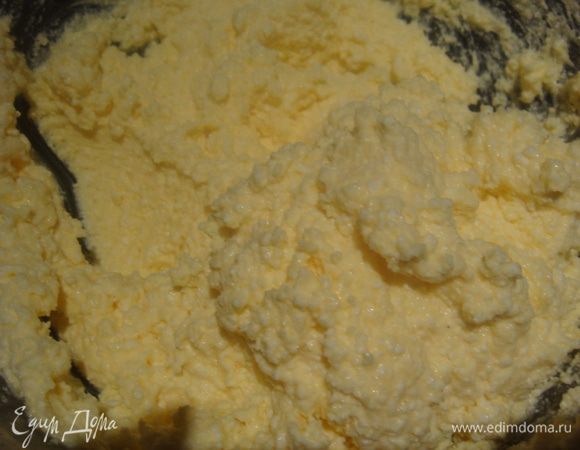 Смешать творог, яйцо, сахарную пудру, ванильный пудинг, хорошо все перемешать.