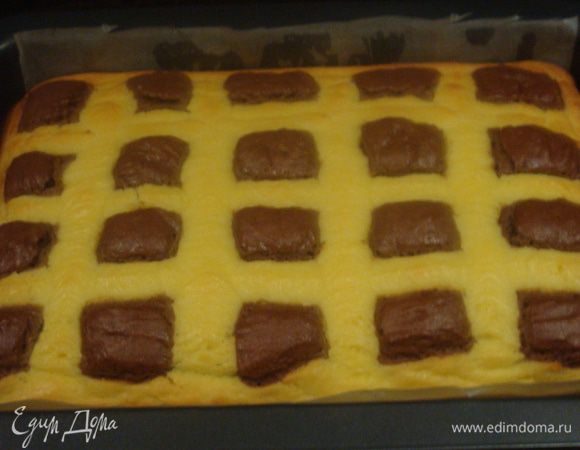 Выпекать пирог в заранее разогретой духовке при 180°C 35-40 минут. Я готовность проверяла зубочисткой.