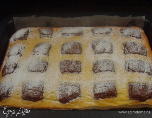 Готовый пирог, по желанию, можно немного посыпать сахарной пудрой.