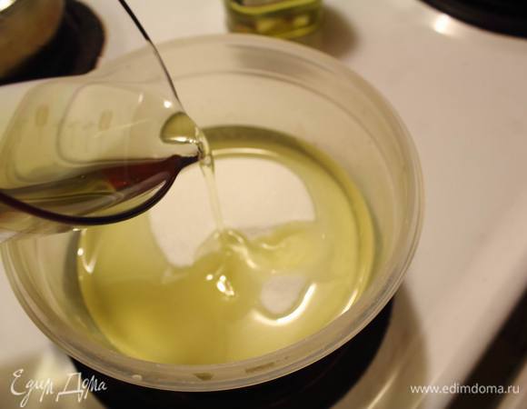 Смешать масло с сахаром до однородности. В пену, как со сливочным, как и обещал Андрей, не получится.