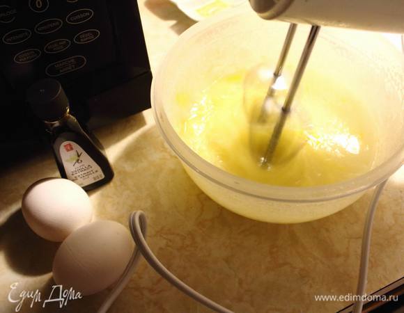 Затем добавить яйца и ванильный экстракт.