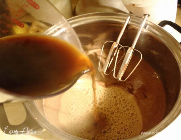 Черед за горячим кофе. Именно очень горячим — он заваривает какао и включает процесс в разрыхлителе еще до духовки. Можно заменить просто на кипяток.