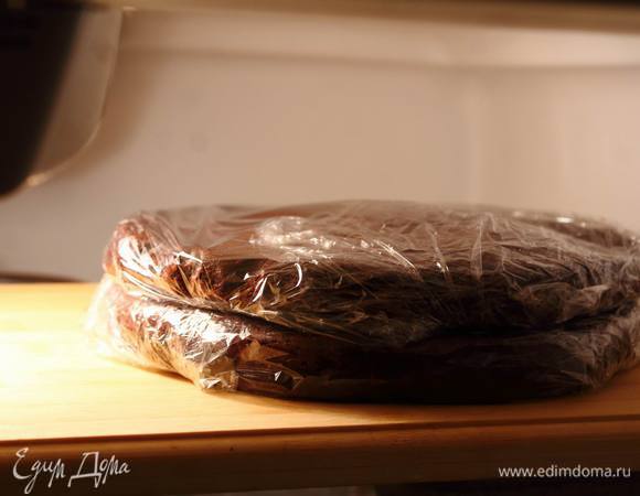 Вытащить бисквит из духовки, остудить на решетке, завернуть в пищевую пленку и отправить в холодильник хотя бы на пару часов. У меня стояли ночь. Бисквиты у меня прилично упали, но на вкус это в результате сыграло очень интересную роль.