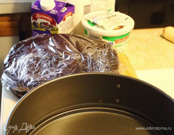 Для сборки сразу приготовим форму. У меня все те же 26 см, но из-за оседлости бисквитов вышло то, что надо — бисквит меньше в диаметре.