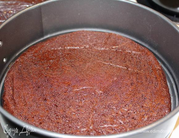 Для пропитки коржей я взяла абрикосовый джем, развела его горячей водой и промазала оба коржа сразу.