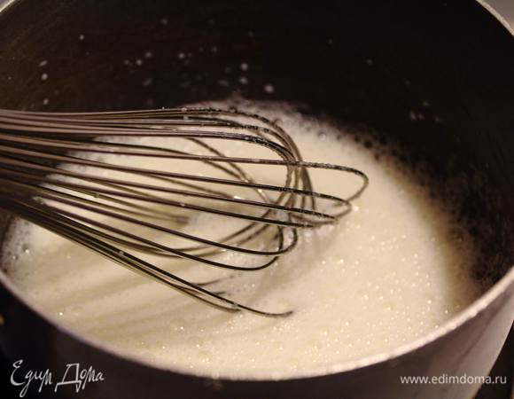 Молоко налить в сотейник, всыпать в него желатин и поставить на средний огонь, постоянно размешивая. Как только с молока начнет подыматься пар — снять с огня, не кипятить. 