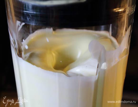 В блендере или миксером взбить сливки, добавить и продолжить взбивать сахар и сметану. Тонкой струйкой влить молоко с желатином.