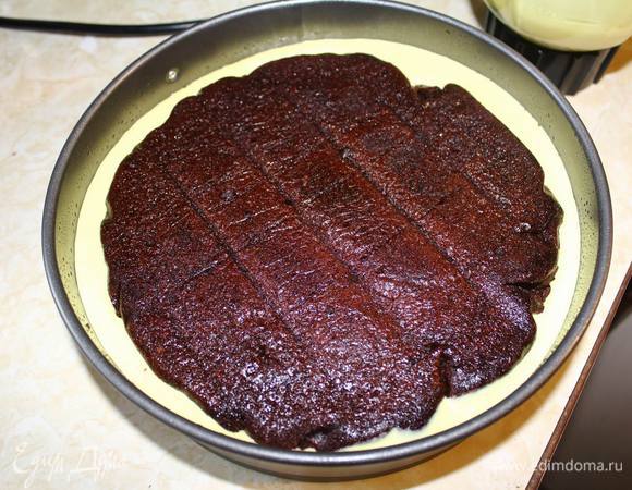 Сразу же в форму залить поверх бисквита, чтоб хорошо покрыло. Накрыть вторым бисквитом и залить оставшееся птичье молоко. У меня оно желтое благодаря пищевому красителю.