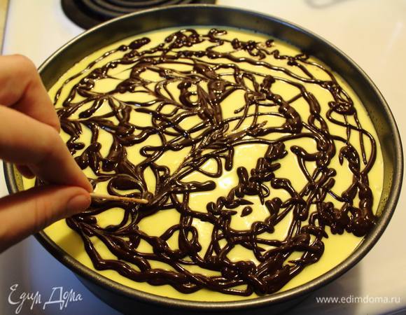 Украсить я решила шоколадом. Очень нравится мне делать эти хаотичные рисунки :)