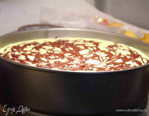 Готовый собраный тортик отправим в холодильник, на час-два как минимум, но, как обычно, на ночь — лучше, чтоб все настоялось-пропиталось.