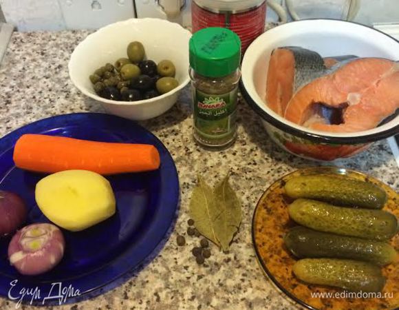 Три стейка семги (у меня маленькие) отварить с розмарином, лаврушкой и душистым перцем до готовности.