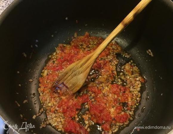 В кастрюле в которой будем готовить солянку потушить лук с томатом.