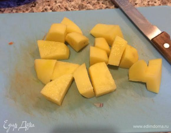 Картошку. Бульон от рыбы процедить и залить овощи. Варить минут 5.