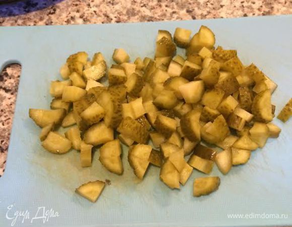 Добавить огурцы.