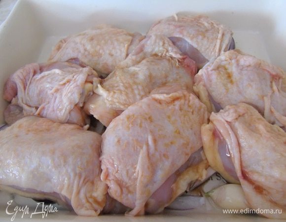  Посолите и поперчите мясо и выложите поверх. Отправьте в разогретую до 170°С духовку примерно на 30 минут, до золотистости.