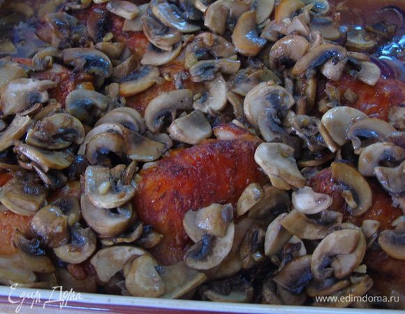 Всыпаем грибную смесь и заливаем оставшимся вином, отправляем опять в духовку на минут 20. 