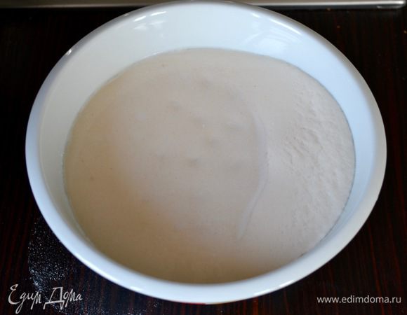 Я брала воду и молоко, но можно приготовить тесто и только на воде, или на молоке. Итак, смешать и слегка подогреть воду с молоком, размешать 1 ст.л. сахара и 3 ст.л. муки (от общего количества) и добавить дрожжи. Перемешать и отставить в сторону на 15 минут, до образования "шапочки". 