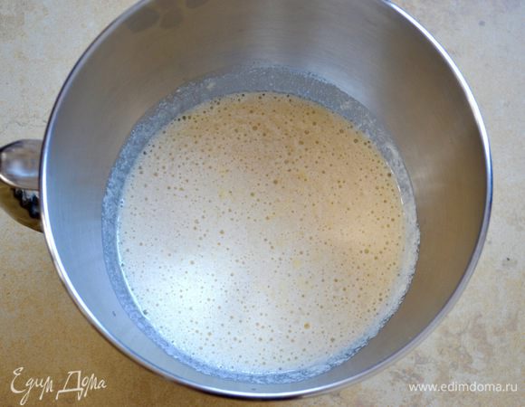 Перелить опару в большую миску, добавить оставшийся сахар, яйцо и растительное масло. Слегка взбить, размешать венчиком. Всыпать оставшуюся просеянную муку и соль. Замесить эластичное тесто.