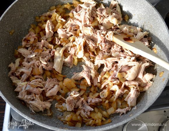 А тем временем, можно заняться начинкой. В моем случае, нарезать лук и обжарить его на сковороде до мягкости. Снять с огня. Отварное куриное мясо (бедрышки) разобрать на маленькие кусочки и добавить к готовому луку.