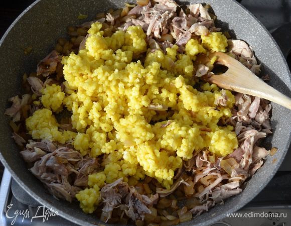 Следом добавить отварной рис и перемешать (у меня с предыдущего дня был рис с шафраном, но это конечно, может быть и просто белый вареный рис).