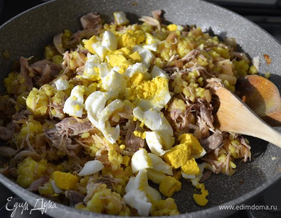 Яйца отварить, порубить и тоже добавить в начинку, перемешать. Посолить и поперчить по вкусу. Начинка готова! 