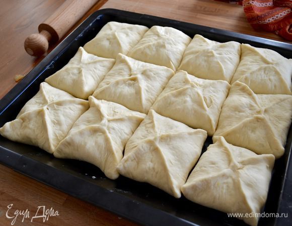 Уложить все подготовленные таким образом кусочки теста на противень (28-30 см) достаточно плотно друг к другу. Можно оставить пирог на расстойку еще на 20 минут, пока будет разогреваться духовка. Я этого делать не стала... Просто, несмотря на то, что процесс формирования пирога не отнимает много времени, но в процессе лепки последующих кусочков теста, уже готовые с начинкой продолжают расти на глазах, т.ч. мне даже перед смазыванием пирога яйцом захотелось еще раз пройтись пальцами по швам-защипам на пироге, чтобы они лучше были видны уже на готовом пироге...