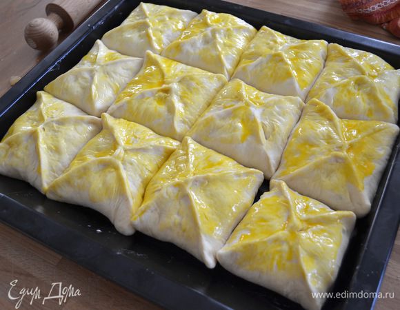 В конце смазать пирог яйцом и поставить в разогретую до 180°C духовку на 30 минут. 