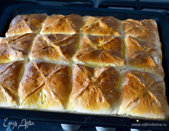 Готовый пирог достать из духовки и слегка остудить, накрыв его чистым кухонным полотенцем.