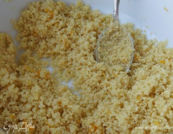 Делаем лимонный кускус :смешать в миске кускус, щепотку соли, цедру лимона, 4 чайные ложки лимонного сока и 1 чайную ложку растительного масла. Перемешать. 
Пол стакана кипятка влить в кускус, перемешать и накрыть пленкой. Оставить на 5 минут.