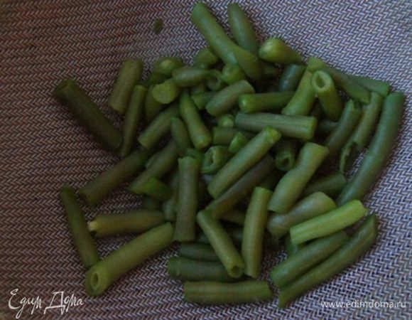 Фасоль отварить в подсоленной воде 5 минут и откинуть на сито. Зерна вареной кукурузы очистить с початка. Лист салат сполоснуть холодной водой. Отварную грудку нарезать на кусочки.