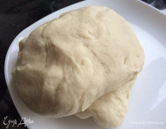 Сначала приготовим тесто: сливочное масло и яйцо должны быть комнатной температуры, молоко немного подогреваем, чтобы было тёплым. Положите все ингредиенты для теста в чашу комбайна и замесите тесто (возможно, потребуется немного больше муки, тесто должно быть мягким и эластичным). Тесто переложите в миску и поставьте в тёплое место, пока объём не увеличится вдвое.