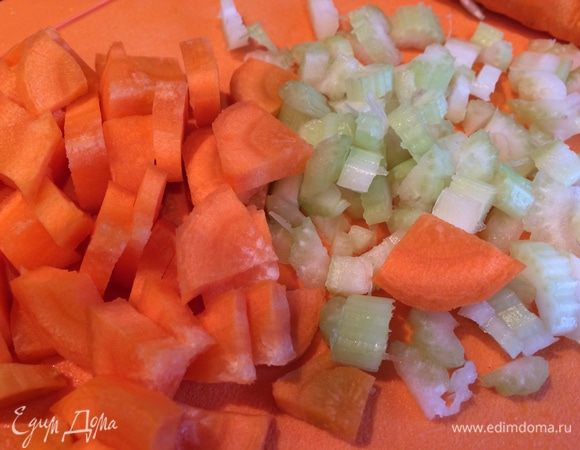 Пока тесто поднимается, займёмся начинкой. Морковь и картофель почистите. Нарежьте сельдерей, картофель и морковь небольшими кусочками.