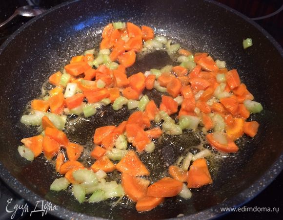 Влейте немного оливкового масла на сковороду и обжаривайте сельдерей и морковь 2-3 минуты...